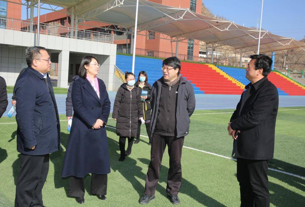 榆林学院党委书记张新柱看望慰问校科技特派员和挂职