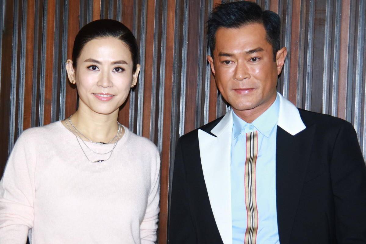 原创50岁宣萱状态也太好了吧穿浅色针织衫搭配阔腿裤美出高级气质