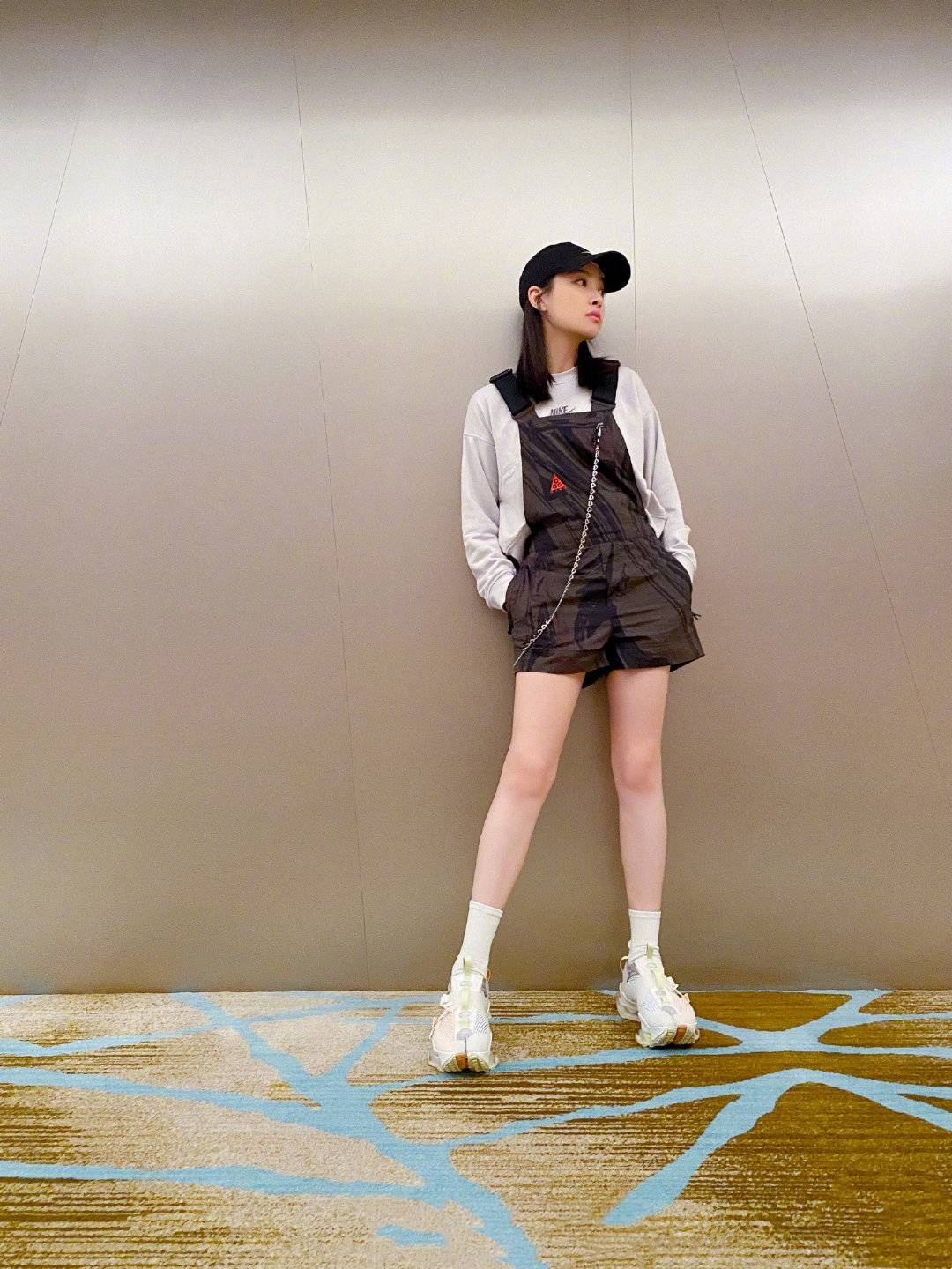 look1,背带裤 卫衣内搭采用了白色的宽松版型卫衣,刚好打造出慵懒