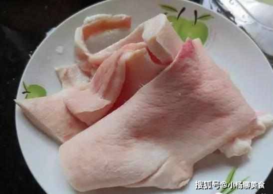 猪皮药用名为猪肤,味甘,气微寒,无毒,入足少阴经,有消肿痛,活血止血
