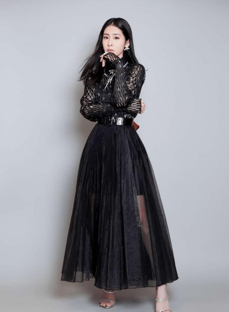 张碧晨公布产女后消瘦不少,脸颊凹陷显憔悴,一袭红裙