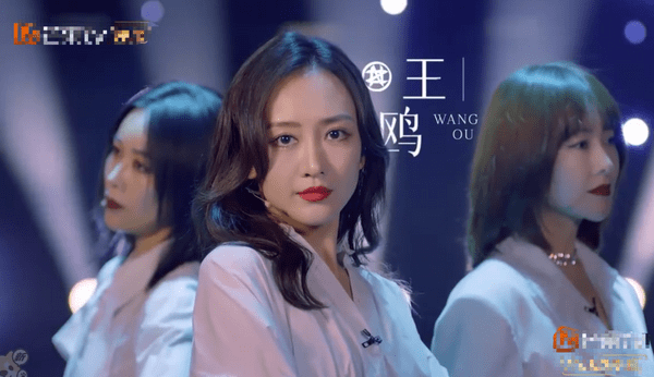 大眼睛高鼻梁精致立体,女人味十足的大波浪卷发搭配性感红唇,转圈圈的