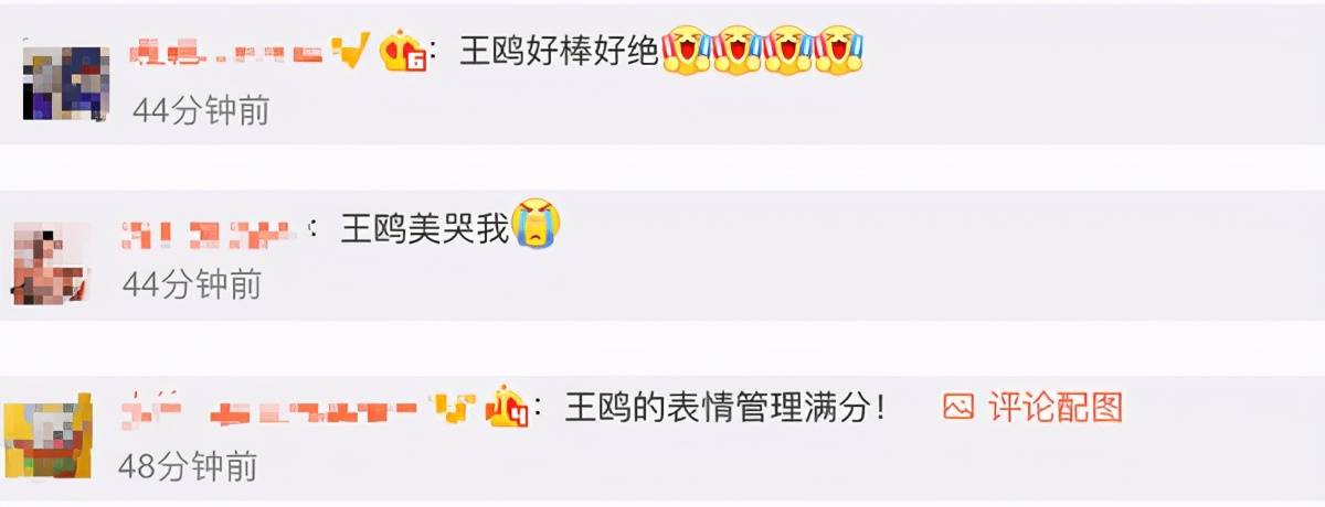 大眼睛高鼻梁精致立体,女人味十足的大波浪卷发搭配性感红唇,转圈圈的