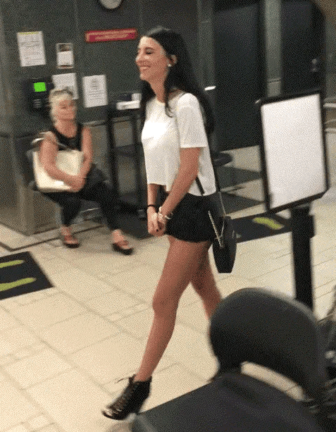 美女过安检被拦截,翻包查出情趣用品?