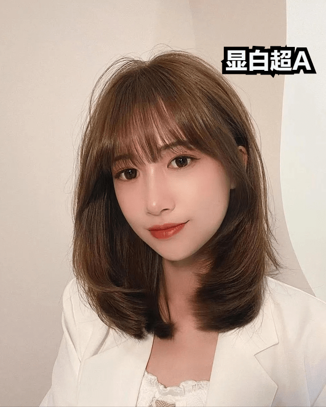 选择 梨花烫中飘逸柔顺有弧度的法式刘海也是很棒,除了修饰脸型显