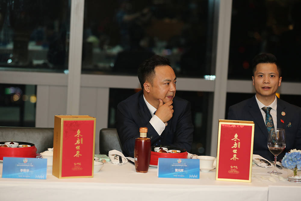 东方世界品牌董事长雷光辉先生带着具有东方特色的高端酱香白酒参加