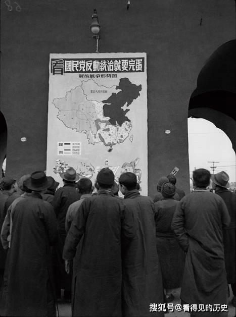 1949年1月,北平市民在东长安街,看解放战争形势图,国民党反动统治就要