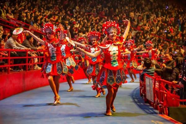 严肃又不失优雅;空中舞者浪漫起舞,灵动活泼的马戏精灵片刻化身守护