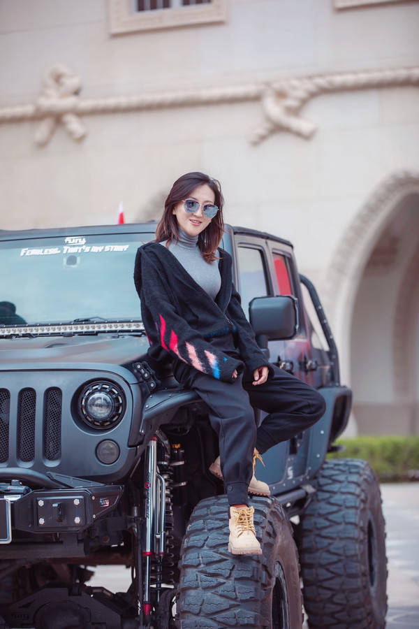 即使是这么冷的天,美女们毫不吝啬地秀出自己的火辣魔鬼身材.