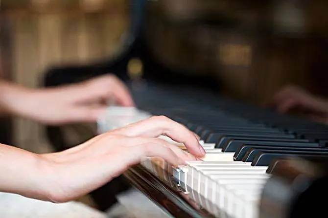 钢琴的键盘是横向展开,通常大手会带来优势,但细长细长的手指就未必了