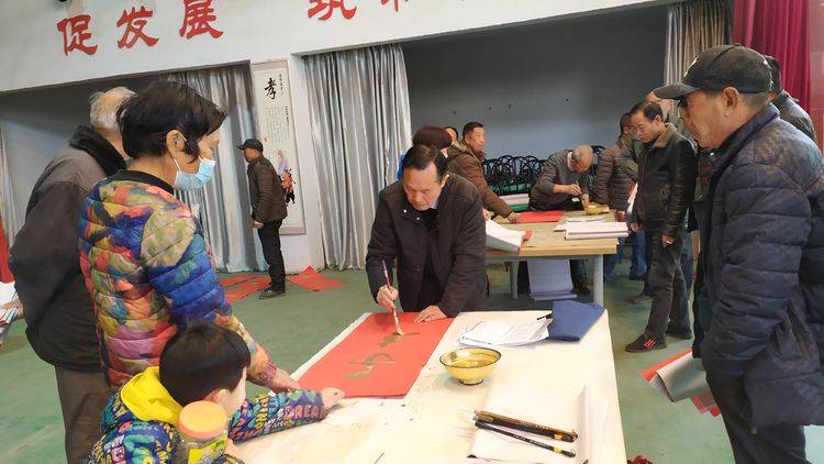 巩义市芝田镇八陵村开展迎新春义写春联活动