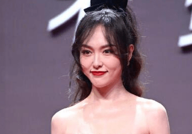 原创唐嫣产女后不惧脸部被嘲松垮老态新代言直怼镜头承认皮肤缺陷