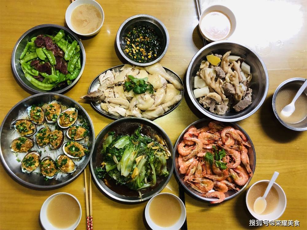 原创我家的年夜饭,虽比不上豪华晚宴,却非常实在,能吃饱喝足便足以