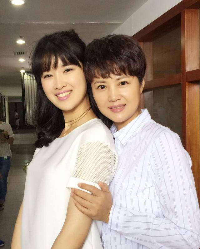 郭晓然签约在演员王凯的工作室,刘之冰的一些朋友与郭晓然拍过戏,对