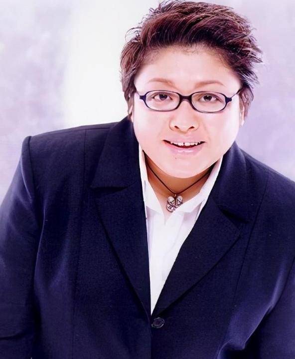 原创隐瞒了30多年原来他才是韩红最爱的人难怪49岁还依旧单身