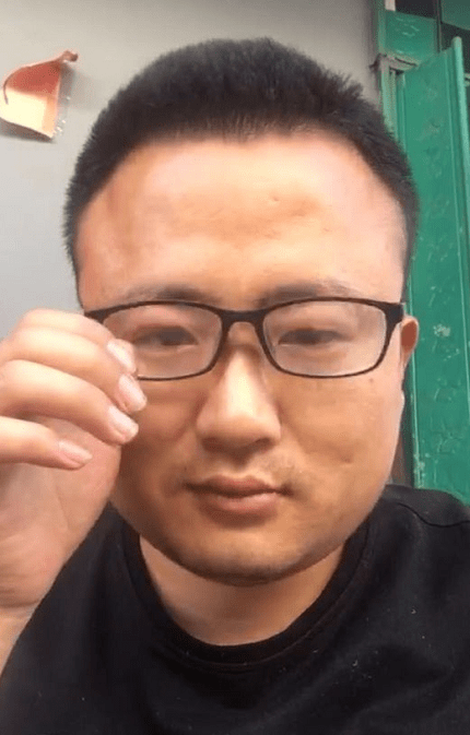 原创微胖双耳贴闹,耳珠下垂有福气,性格活泼,不会隐瞒心事.