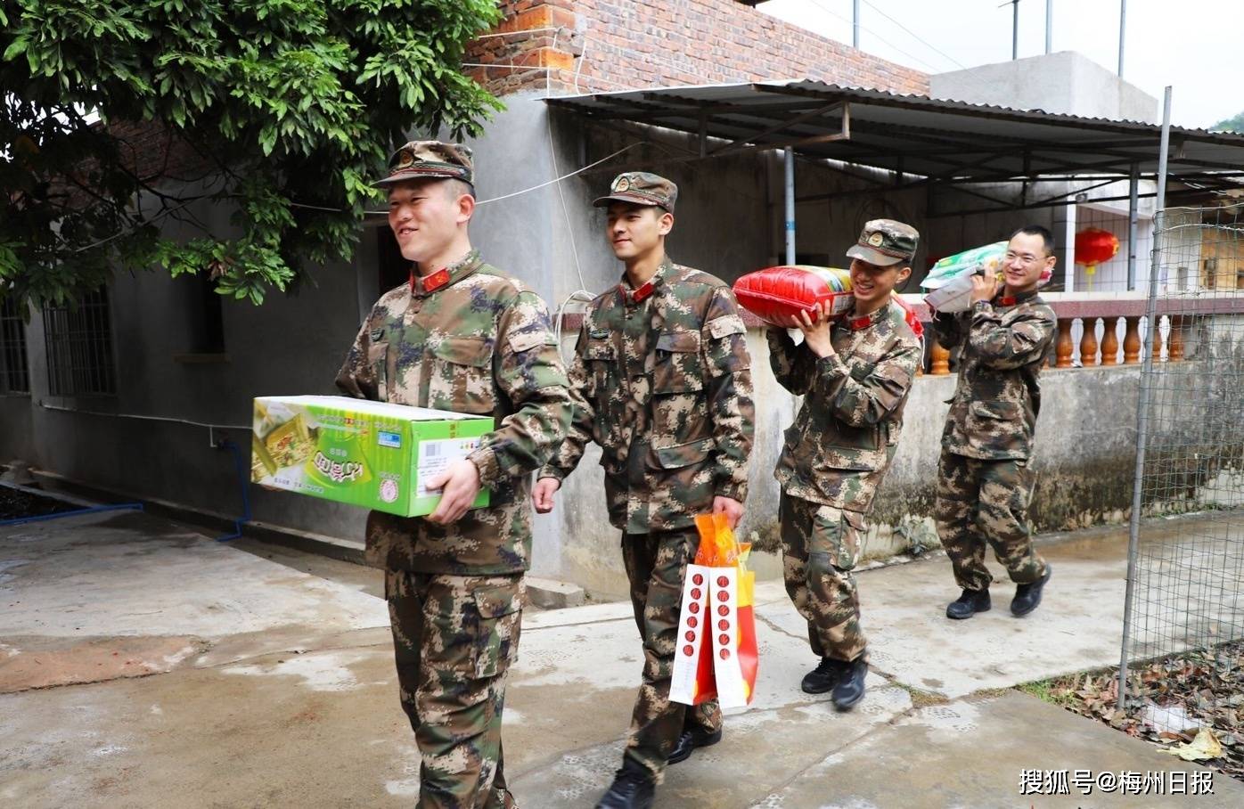 "张妈妈,兵儿子来看您了!"武警梅州支队组织官兵看望慰问驻地拥军老人