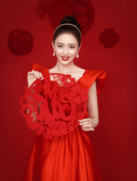 佟丽娅一身红色礼服献唱春晚,颜值气质绝佳,彰显东方女性魅力