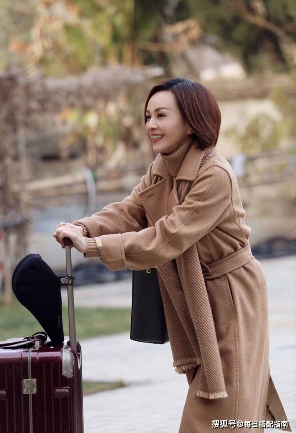 女人到了50岁,穿衣追求"简而精",学王琳这样穿,温柔而