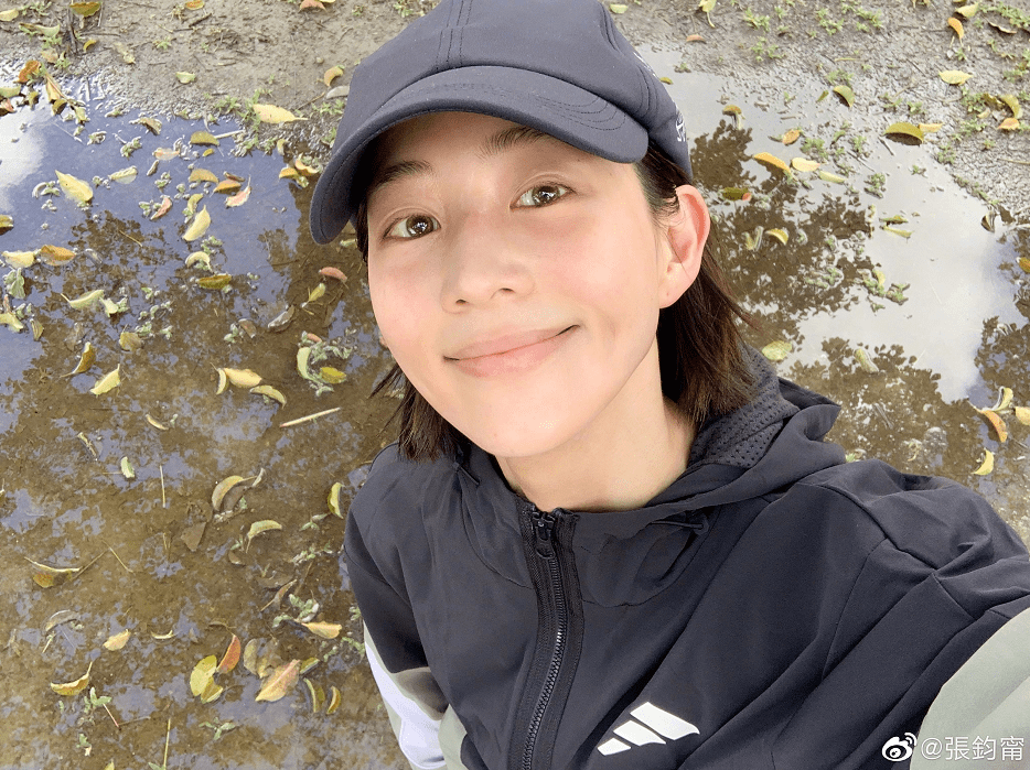 在参加综艺节目的时候也不忘健身,不是练瑜伽就是跑步.