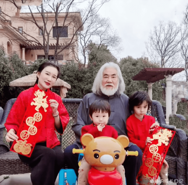 原创张纪中娇妻深夜晒聚会照杜星霖容光焕发疑白雪神秘老公现身