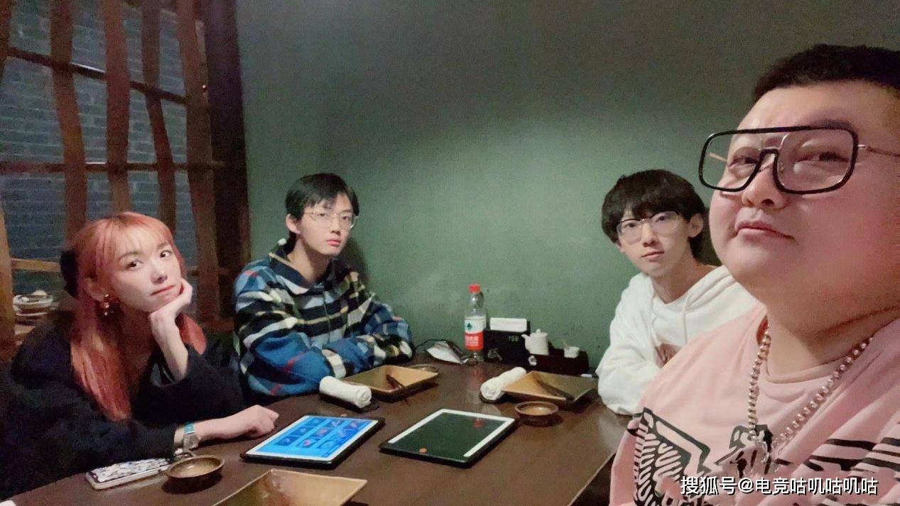 小乐言有钱了ig老野辅和小楼相聚海底捞乐爷居然主动买单