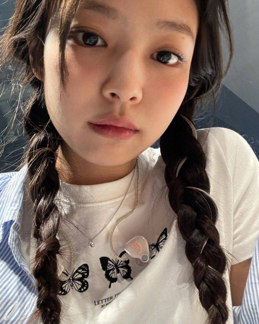 原创粉墨jennie素颜自拍太真实脚踩香奈儿丑拖鞋也美白色毛衣秒售罄