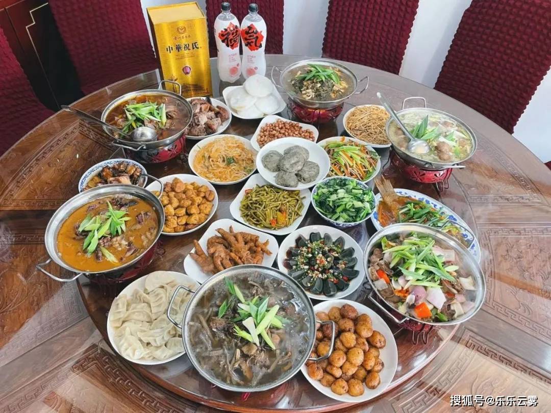 很多常年在外的岳西人过年回家最喜欢吃野菜心心挂念了好久年夜饭上