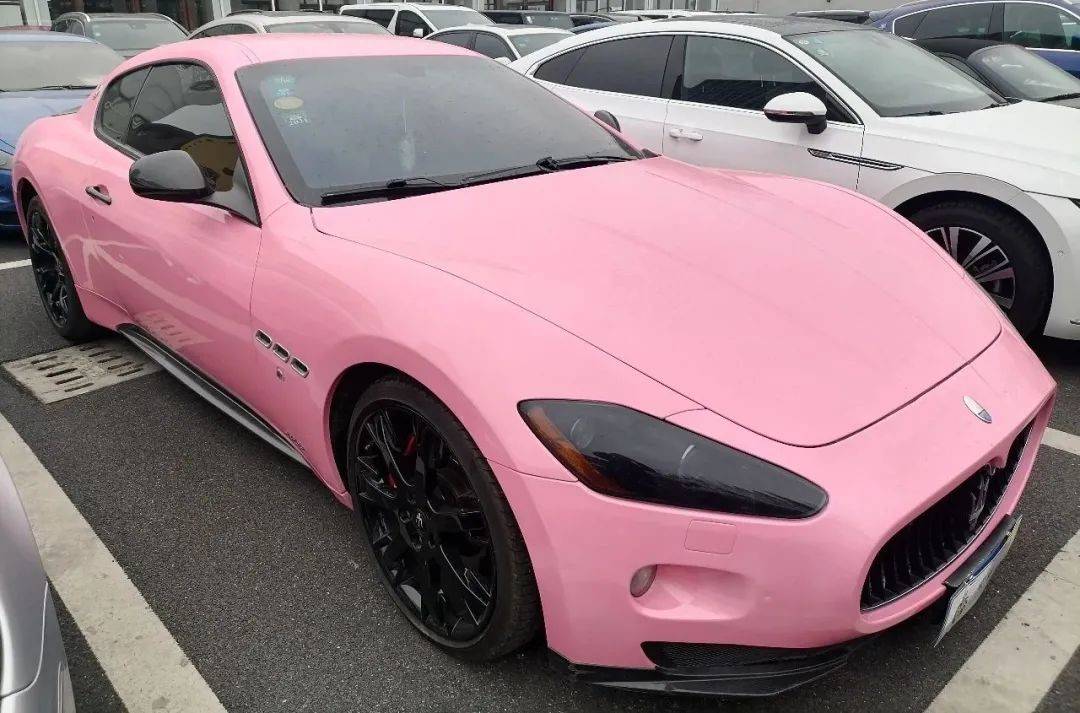gts跑车,是一辆比较典型的调表车,原车为白色车身,车主贴上了粉色车衣