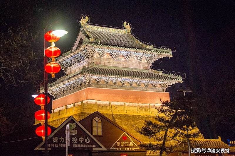 夜晚灯光映照下的安阳老城明代赵王府高阁寺.(王建安 摄影)