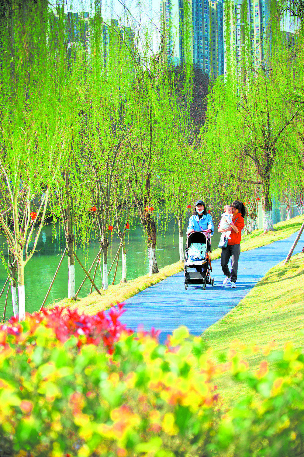 春日暖阳下,市民在沙河城市公园的绿道上悠闲漫步 本报记者 魏麟潇 摄