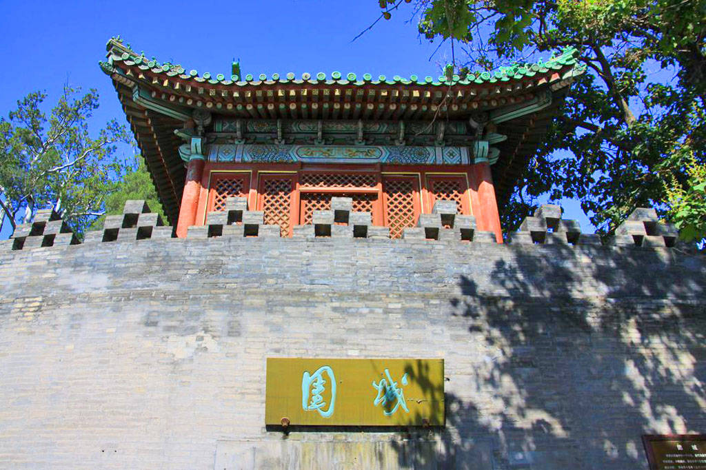 1 12 团城位于北京北海公园最南端,主体建筑为承