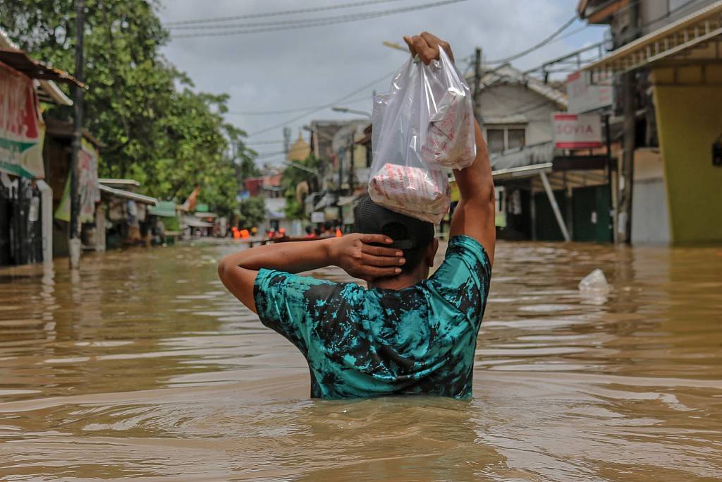 印尼发生严重洪灾 上百个社区遭暴雨袭击