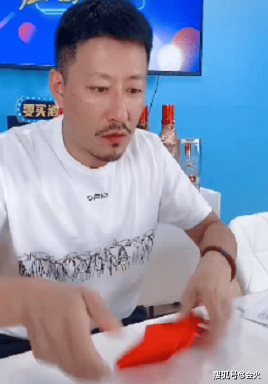 原创老戏骨于震舞姿太妖娆!脚上红袜子抢镜,意外暴露豪宅装修太朴素