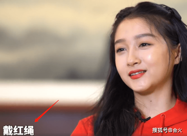 2月11日的春节晚会中,关晓彤手上的一条小红绳就成功的吸引了所有人的