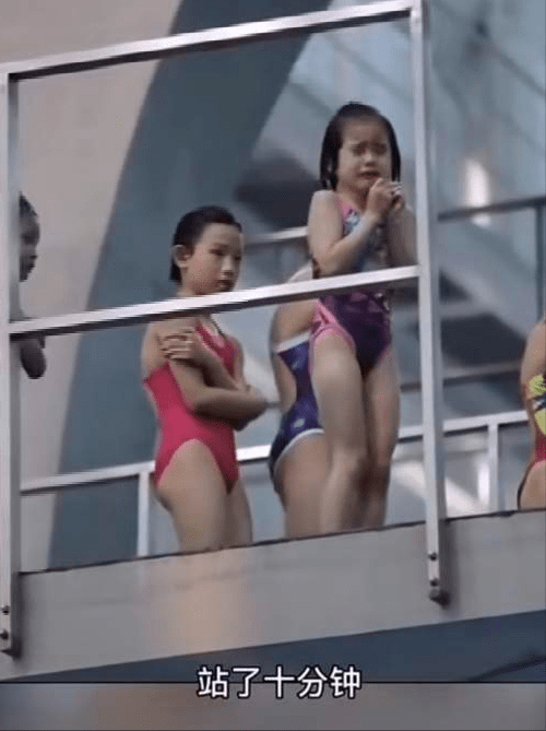 原创当5岁女孩哭着挑战5米跳台:求求你们,别再逼孩子勇敢