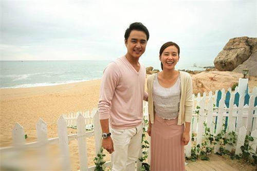 2011年,明道与刘诗诗合作《天使的幸福》因戏生情,交往期间两人十分地
