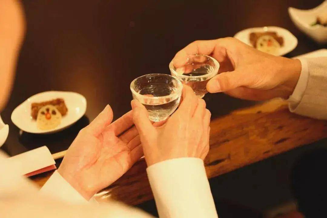" "是男人就干了这一杯"等.