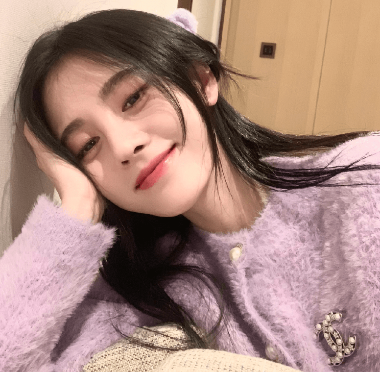 原创鞠婧祎红毯生图火出圈,自拍照却引争议,网友直呼:涂粉过多了