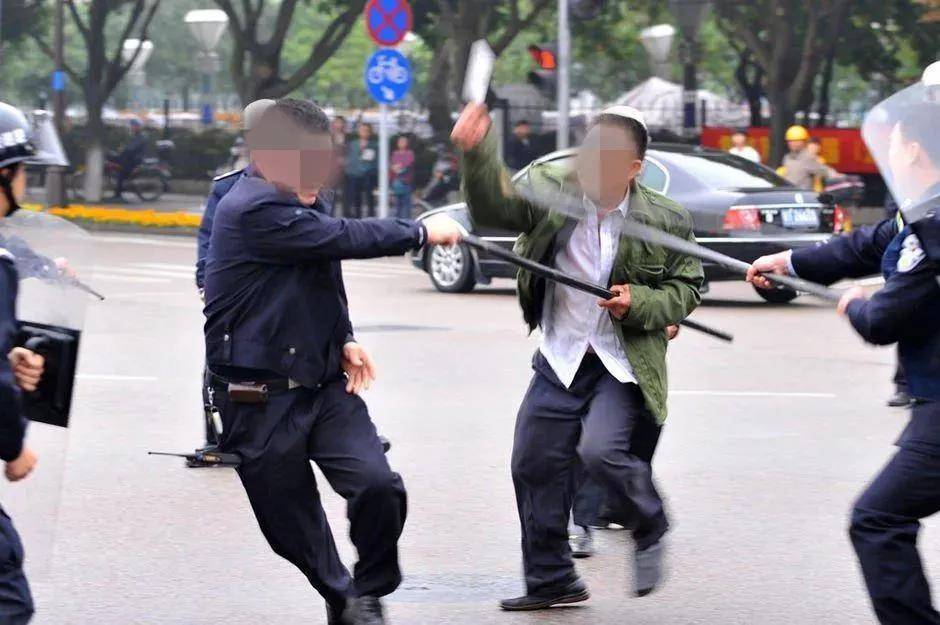 前警察解读袭警罪:推搡警务人员即可入罪