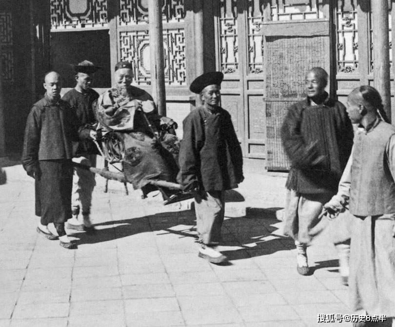 老照片:李鸿章坐在轿子上,老态龙钟;中国熊在路边,表演节目!