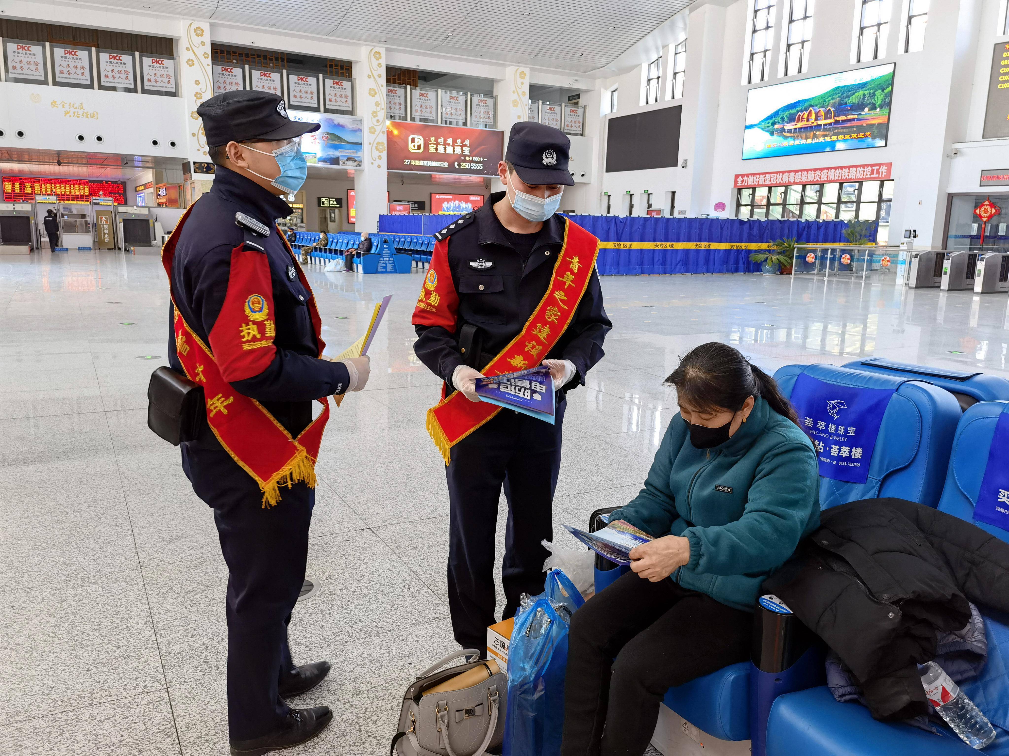 铁路公安机关学雷锋送春风爱心温暖铁道线_旅客