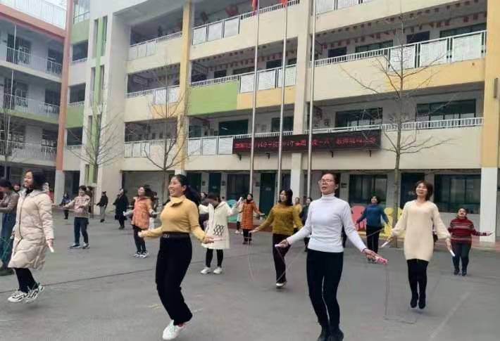 南阳市第十四小学举行庆"三八"教师跳绳比赛活动