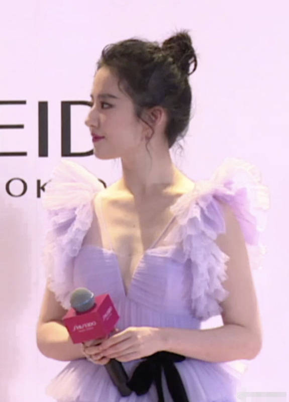 刘亦菲身穿春日紫樱蛋糕裙甜美十足状态佳