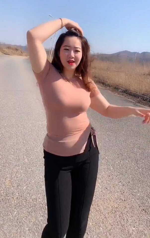 穿紧身t恤出街,微胖美女时尚不失活力,女人味十足!_身材
