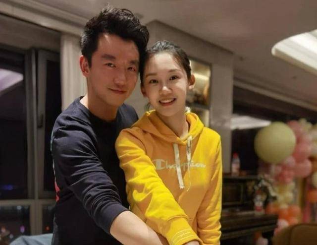 郑恺带老婆一家吃饭,表面戴眼镜很斯文,私底下依旧"来者不拒"