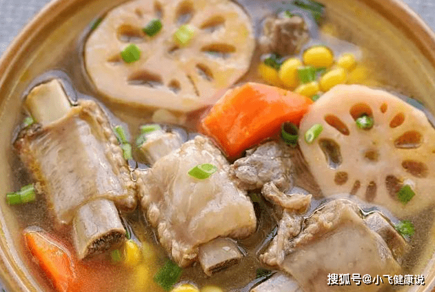 食材:莲藕,排骨,玉米,胡萝卜,葱姜,胡椒粉,盐,鸡粉 制作步骤 1,玉米