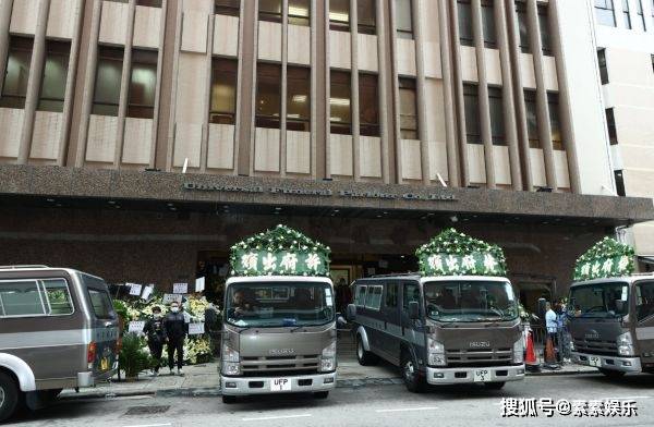 原创吴孟达出殡妻子和儿女排队送别3辆灵车离开殡仪馆做准备