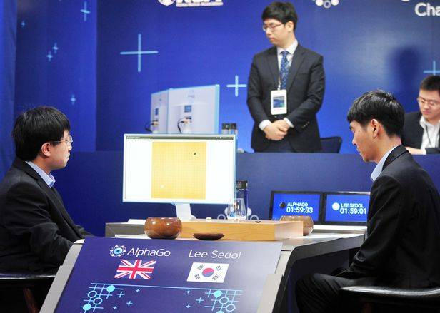 李世石(右)和aja huang(alphago的"人肉臂")在人机大战比赛现场