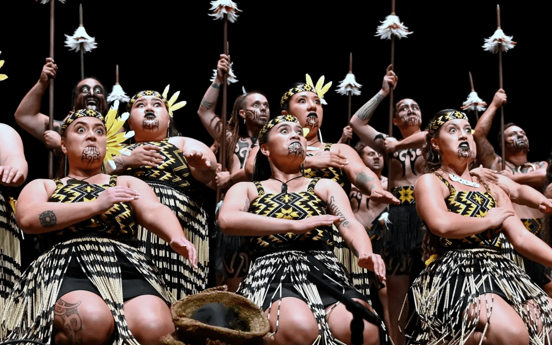 陶醉于独特的aotearoa艺术形式,即卡帕哈卡(毛利战舞kapa haka,并从
